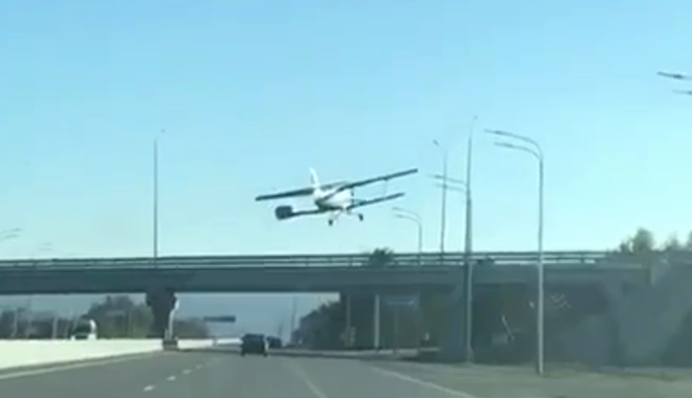 Літакопад в РФ: Ан-2 ледве не зніс автомобільний міст