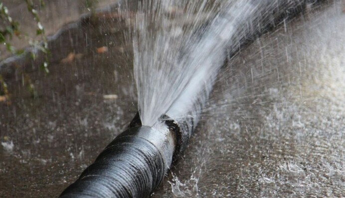 В Киеве на Печерске из-за прорыва теплосети затопило улицу