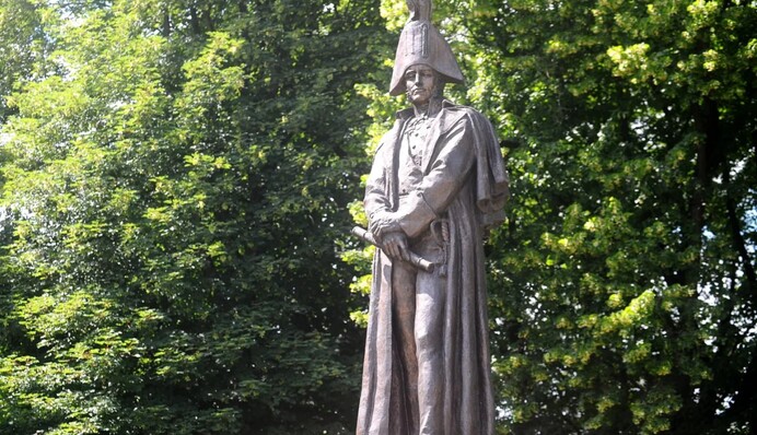 У Ризі демонтували символ російського імперіалізму