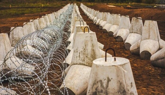 Дональд Туск показал начало строительства укреплений на границе с РФ