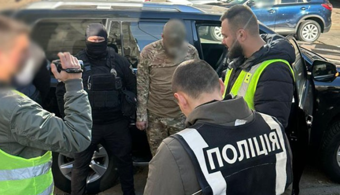 Продавали психотропы: в Киеве задержали курьеров в камуфляжной форме