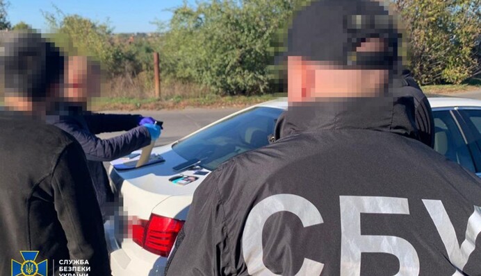 Рекетир выбивал деньги из жены пропавшего без вести бойца ВСУ и угрожал убить всю семью