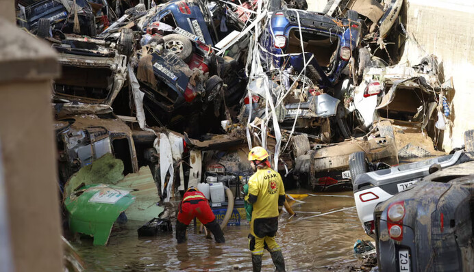 Погибших в результате масштабного наводнения в Испании уже более двухсот