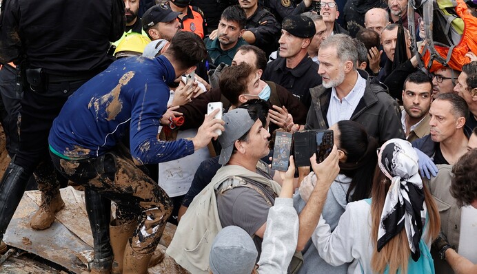 У постраждалій від повені Валенсії короля Іспанії освистали та закидали брудом