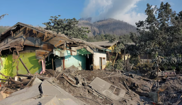 В Индонезии эвакуируют тысячи людей после извержения вулкана