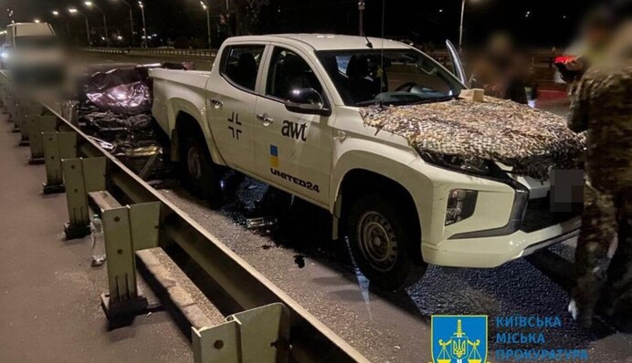 В Киеве нетрезвый водитель въехал в автомобиль военного