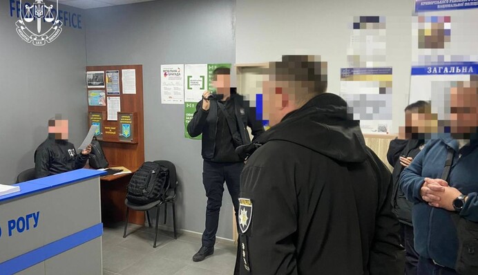 ​На Дніпропетровщині правоохоронець привласнив понад 740 тис. грн із банківських карток померлих