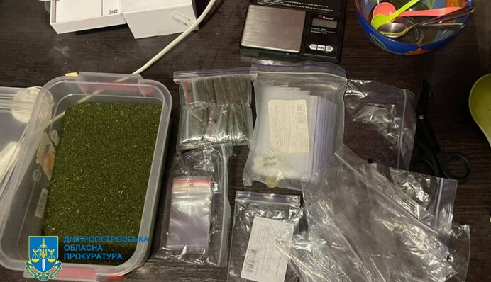 ​Мали заробіток по 9 мільйонів гривень щомісяця: на Дніпропетровщині викрили наркоторговців