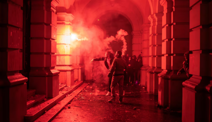 Закидали камінням і червоною фарбою: протестувальники в Сербії зіткнулися з поліцією через катастрофу на вокзалі