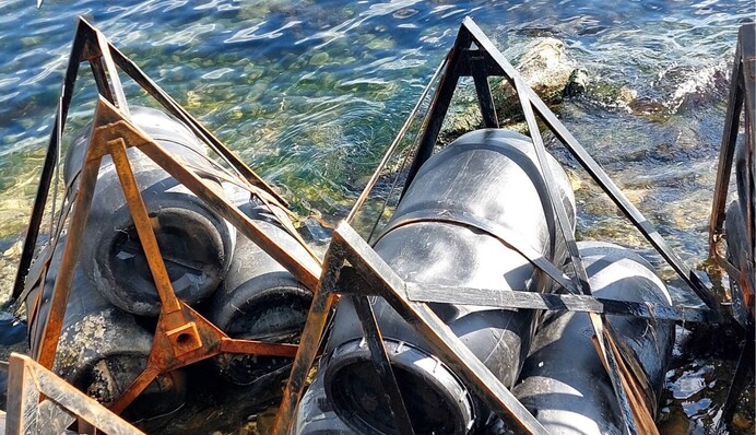 Біля Керченського мосту на берег винесло частину бонових загороджень