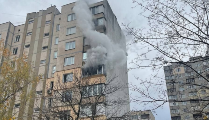 В Киеве на Позняках загорелась квартира в многоэтажке