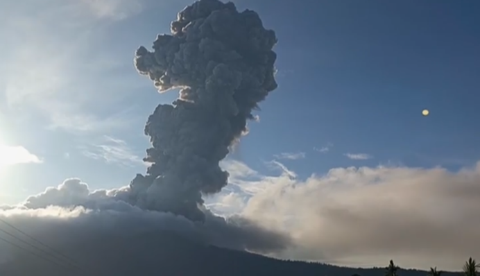 Индонезийский вулкан извергается второй раз за неделю