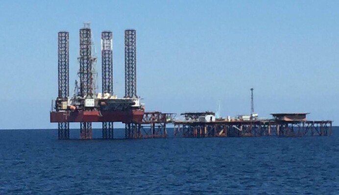 У Чорному морі поруч із викраденими РФ українськими буровими установками горить газ