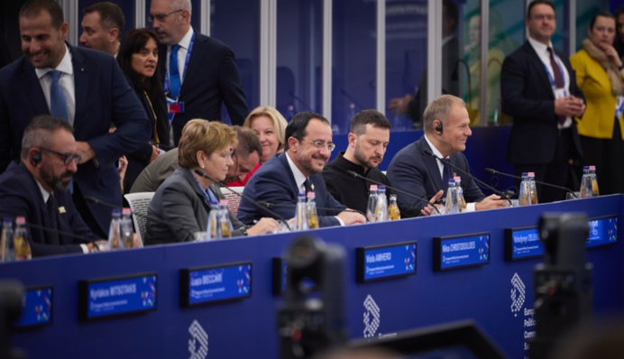 Украина нуждается в оружии, а не в поддержке на переговорах: Зеленский на саммите в Будапеште