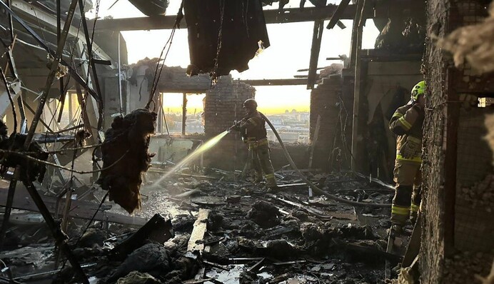 Появилось видео момента ночного попадания в многоэтажку в Киеве