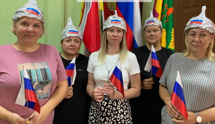 Шоломи з фольги проти супутників НАТО: російські вчителі відзначились патріотизмом