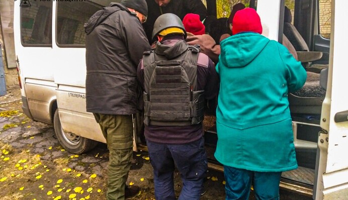 На Харківщині з прифронтових населених пунктів людей евакуйовують за допомогою бронетехніки