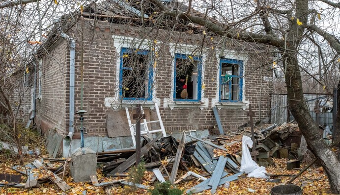 Оккупанты сбросили бомбы на Краматорск: разрушены десятки домов, часть района без света