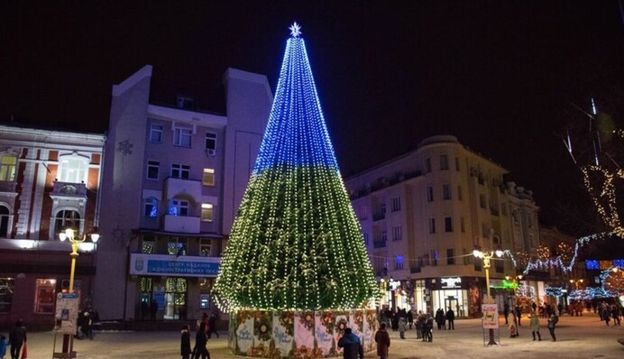 «Как всегда, вопрос о деньгах»: украинцы отреагировали на новогоднюю елку в Ивано-Франковске
