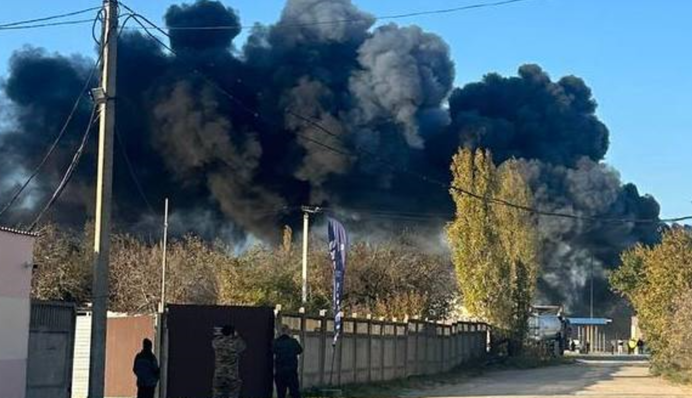В Симферополе взорвался бензовоз: вспыхнул мощный пожар