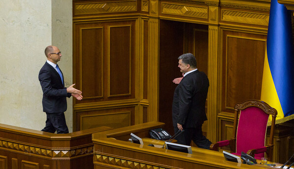 В админцентре украинских властей на Донбассе сожгли флаги Украины