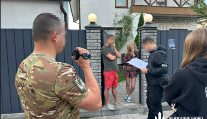 На Житомирщине эксналоговец два года получал зарплату, притворяясь защитником