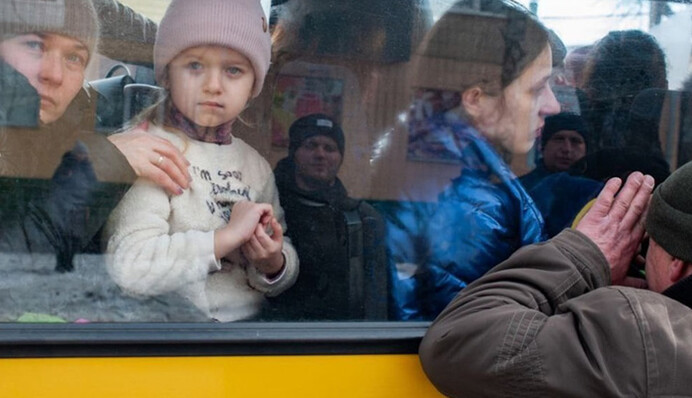 В некоторых районах Харьковской и Донецкой областей объявили принудительную эвакуацию детей с их семьями