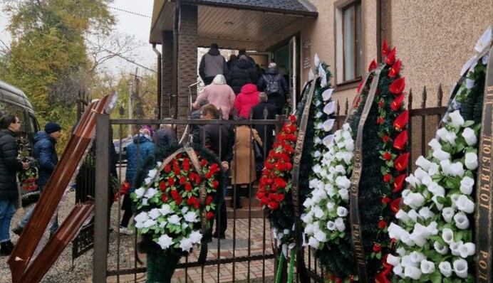 В Кривом Роге прощаются с погибшей семьей - Еленой Кулик и ее детьми