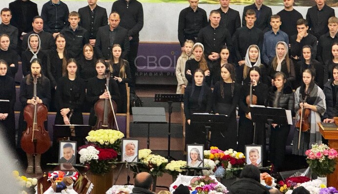 "Кровинка моя, сердце мое": Максим Кулик на прощании обратился к погибшей жене и детям