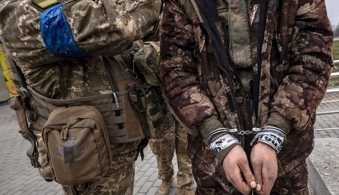 «Хорошо сдаются в плен»: военный рассказал, как россияне проводят сбросы на своих за попытку сдаться ВСУ