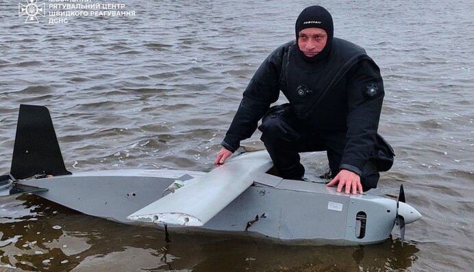Водолази-сапери вилучили залишки дрону з Київського водосховища