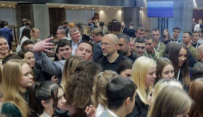 Правительство будет корректировать госзаказ в вузы в сторону профессий, которые сейчас необходимы и потребуются в ближайшее время - Шмыгаль