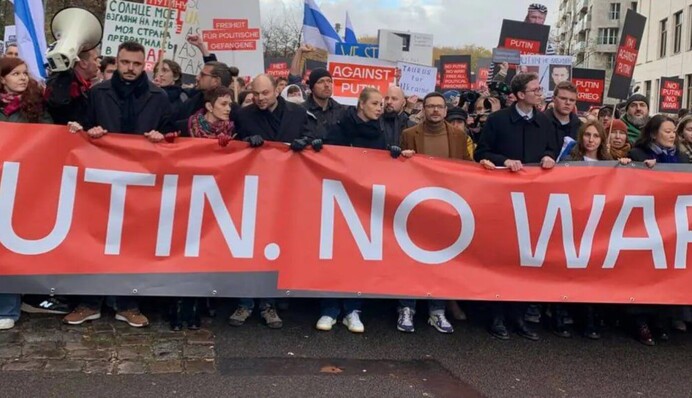 «Бутерброды на праведном марше»: офицера ВСУ поразила «ограниченность и узколобость» марша россиян в Берлине