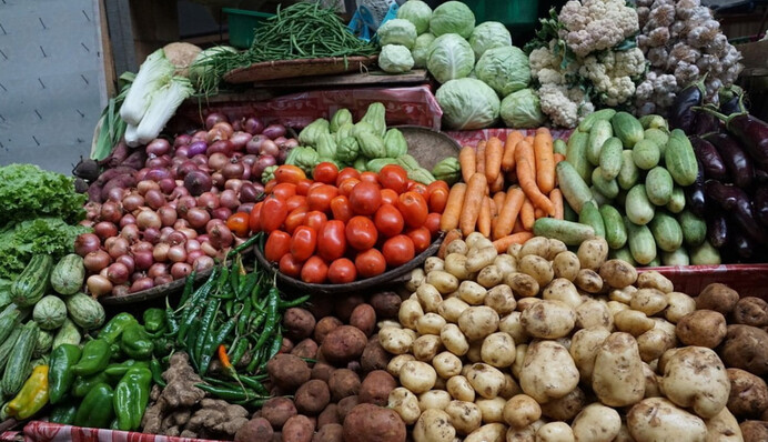 В Украине подешевели лук и картофель, а цены на яблоки и хурму выросли
