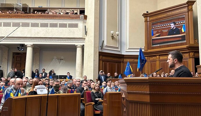 Безугла влаштувала перед Зеленським перформанс з плакатами