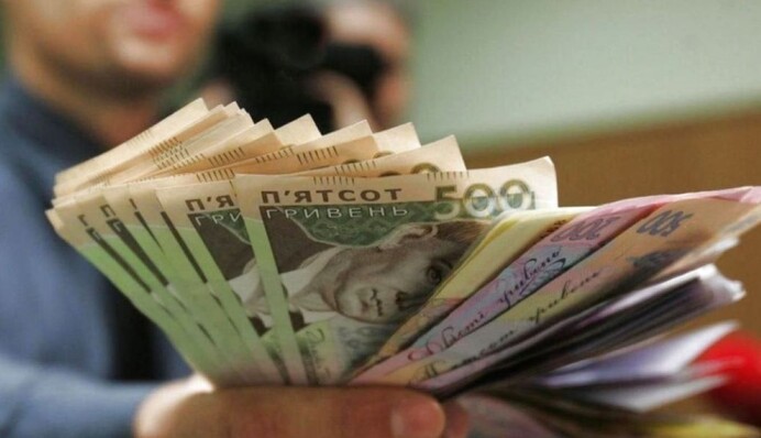 В Україні у 2025 році помітно збільшать зарплати одній з категорій держслужбовців