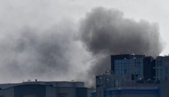 Росія вдарила по Харкову - в місті фіксували дим, є постраждалі