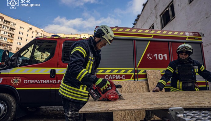 Спасатели показали, что сейчас с пораженной россиянами многоэтажкой в ​​Сумах