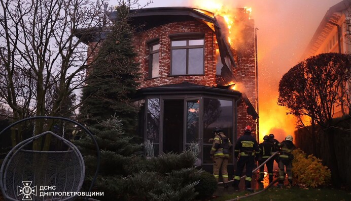 Рятувальники показали фото наслідків обстрілу Дніпра