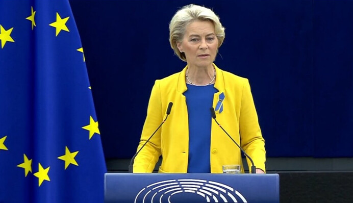 ​Голова Єврокомісії фон дер Ляєн надала першу допомогу пасажиру, якому стало зле на борту літака