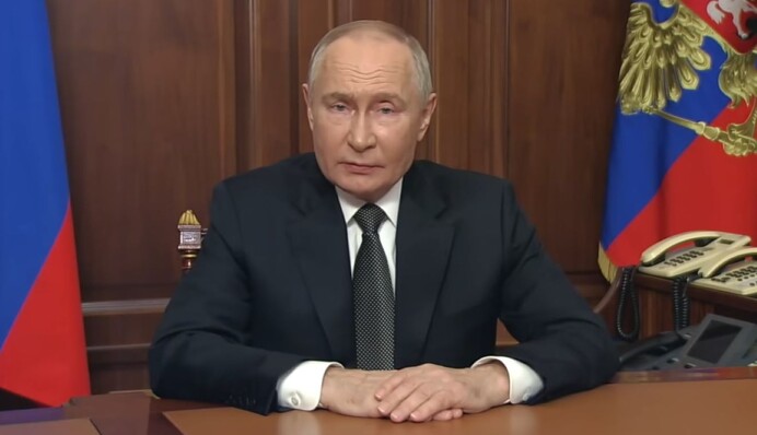 Руки Путіна під час його заяви про 