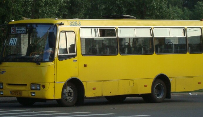 У Києві сталась серйозна ДТП - на мосту авто влетіло у маршрутку