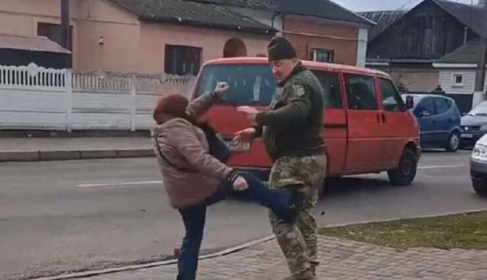 Очередной конфликт с ТЦК: на Ровенщине женщина избила военного из-за родственника