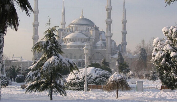 В Турции из-за сильных снегопадов более чем в 20 провинциях отменили обучение в школах