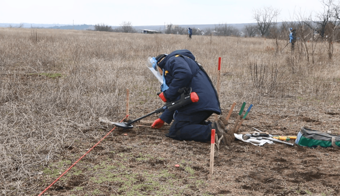 Рятувальники показали, як розміновують сільгоспугіддя на Донеччині