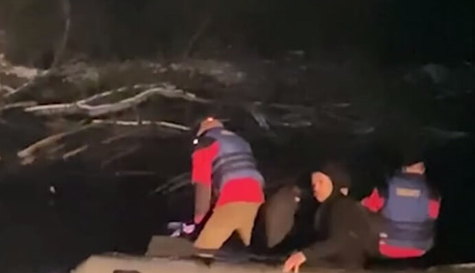 Планировали попасть в Венгрию: в ледяной Тисе застряли трое мужчин