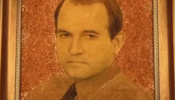 ​На аукціоні продали бурштиновий портрет Медведчука