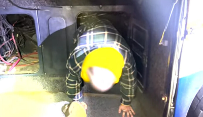 Замаскировались под чемоданы: мужчины хотели выехать в Польшу в багажнике рейсового автобуса