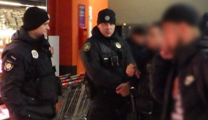 Грозит до 4 лет тюрьмы: участники драки в супермаркете в Киеве получили подозрения