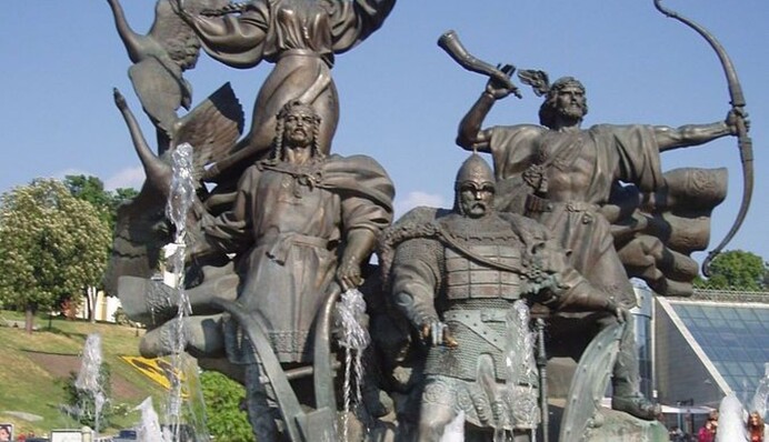 Вбитий ведмідь на плечі Кия на Майдані — який сенс закладав автор пам’ятника